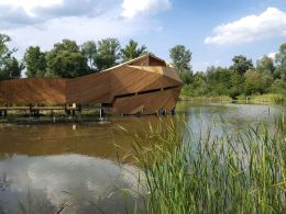 Szukasz idealnego miejsca na weekendowy spacer w sercu natury? Bobrowisko Stary Sącz to jedno z najbardziej fascynujących miejsc na mapie południowej Polski. Ta unikalna enklawa przyrodnicza bobrowisko w widłach dwóch rzek oferuje turystom możliwość obcowania z dziką przyrodą bez konieczności rezygnacji z komfortu.