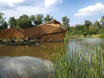 Szukasz idealnego miejsca na weekendowy spacer w sercu natury? Bobrowisko Stary Sącz to jedno z najbardziej fascynujących miejsc na mapie południowej Polski. Ta unikalna enklawa przyrodnicza bobrowisko w widłach dwóch rzek oferuje turystom możliwość obcowania z dziką przyrodą bez konieczności rezygnacji z komfortu.