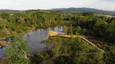 Szukasz idealnego miejsca na weekendowy spacer w sercu natury? Bobrowisko Stary Sącz to jedno z najbardziej fascynujących miejsc na mapie południowej Polski. Ta unikalna enklawa przyrodnicza bobrowisko w widłach dwóch rzek oferuje turystom możliwość obcowania z dziką przyrodą bez konieczności rezygnacji z komfortu.